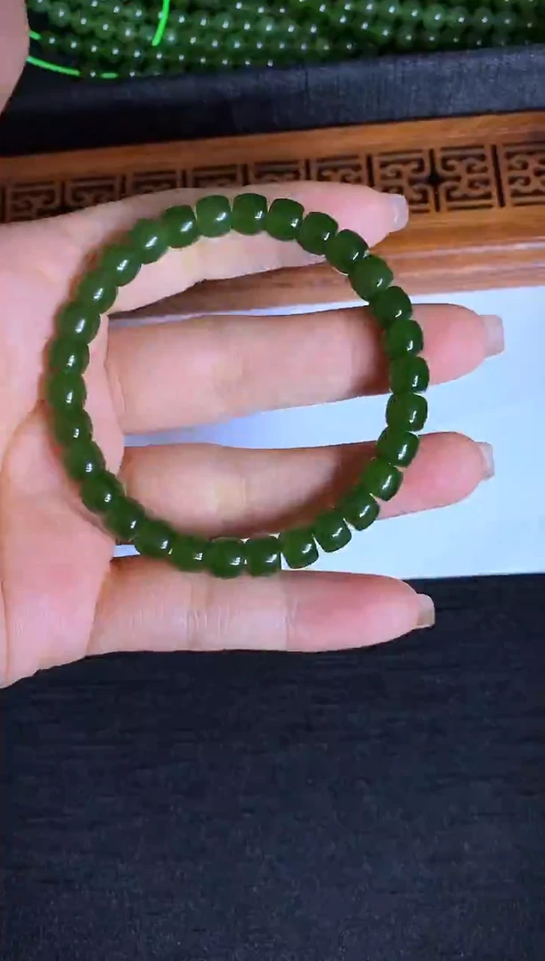 未镶嵌手链和田玉（碧玉）菠菜绿老型手串