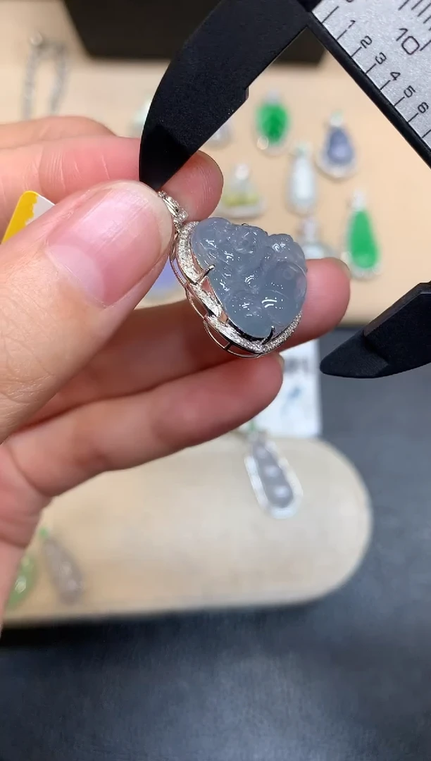 颈饰18K金镶嵌翡翠佛公【无服务费