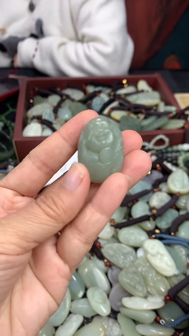 颈饰未镶嵌和田玉（多样性发一件）没有证书有瑕