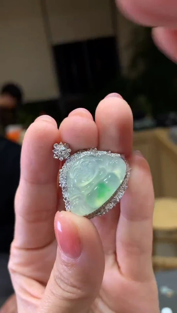 颈饰18K金镶嵌翡翠|不退不换