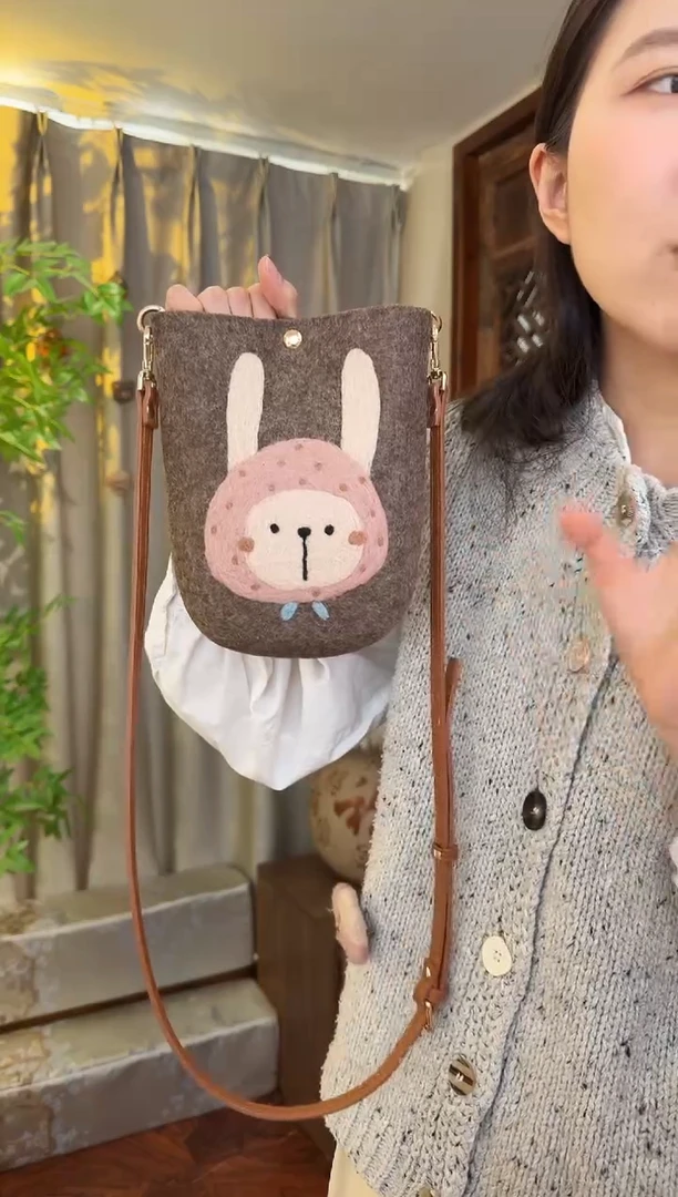 羊毛非遗羊毛毡包 手机包兔子