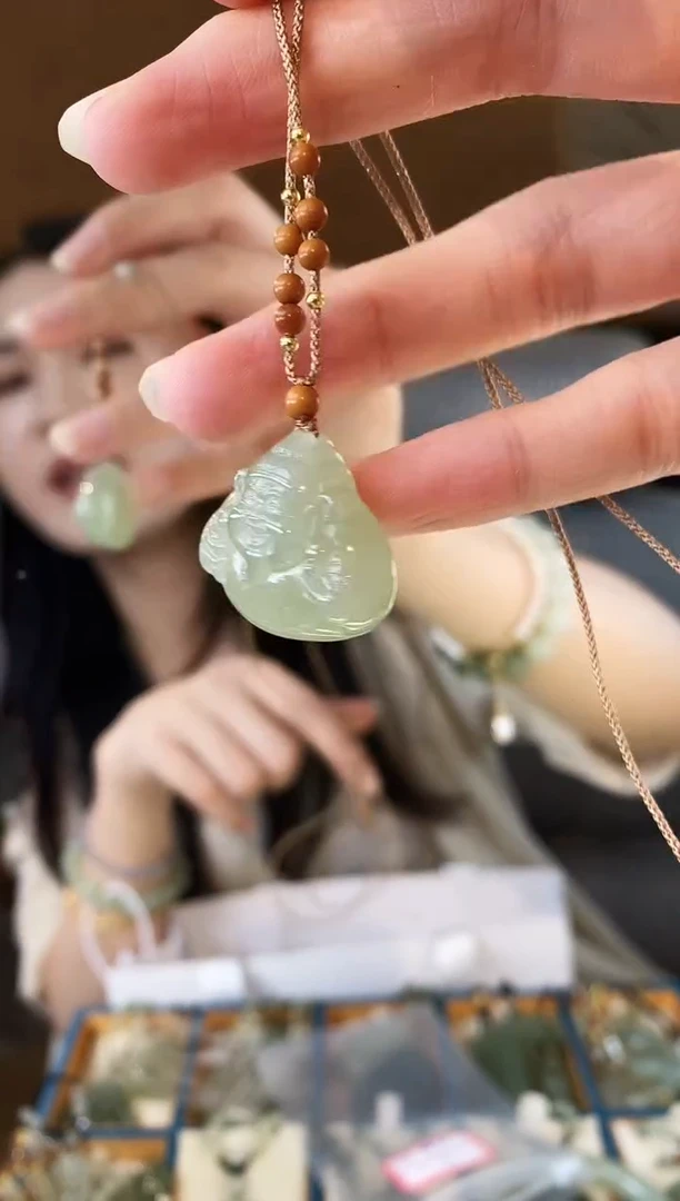 和田玉未镶嵌颈饰财财