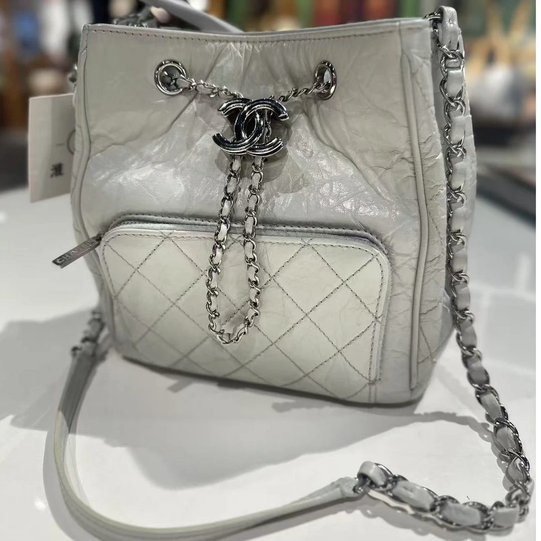 95新 Chanel/香奈儿 Chanel 灰白色油蜡皮水桶包/H0012247