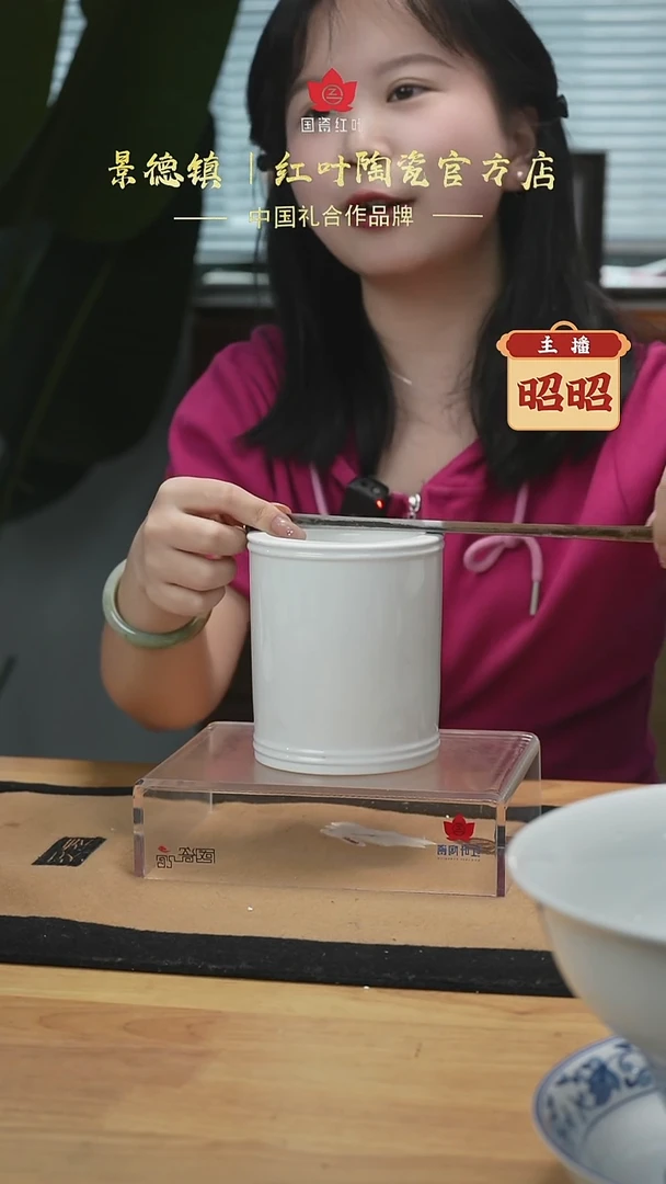 1个微瑕白胎公仆笔筒（无底款）