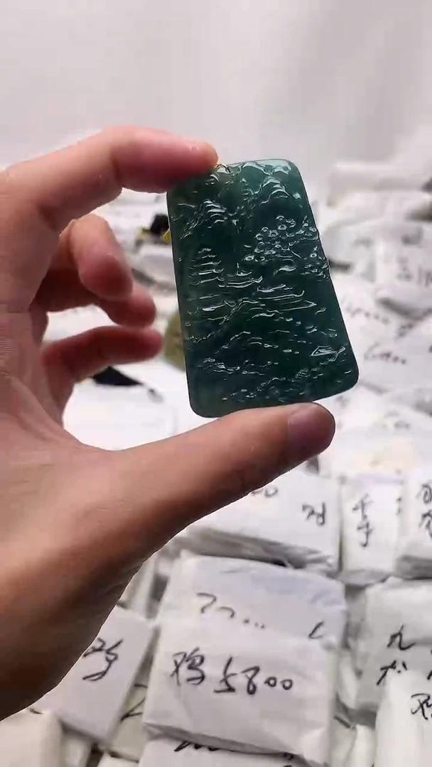 翡翠未镶嵌颈饰山水牌