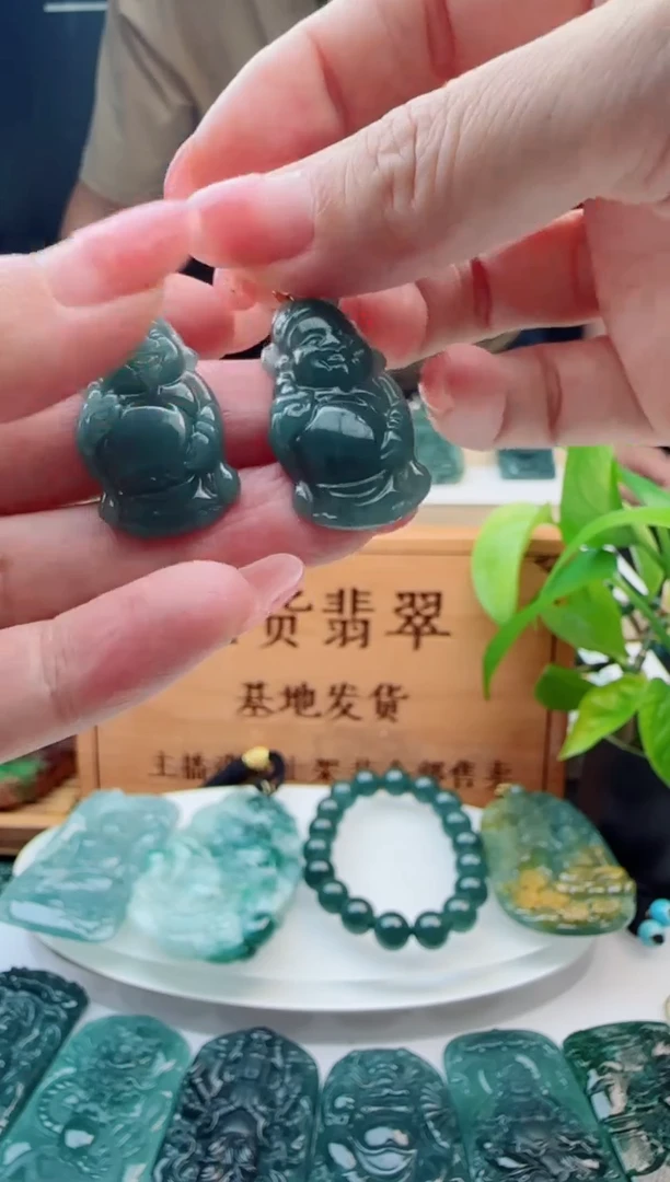 翡翠未镶嵌颈饰多样性发货其中一件