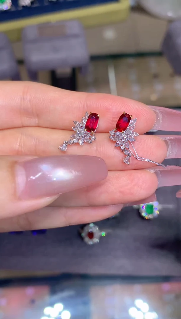 18K金镶嵌耳饰红宝石1.33CT