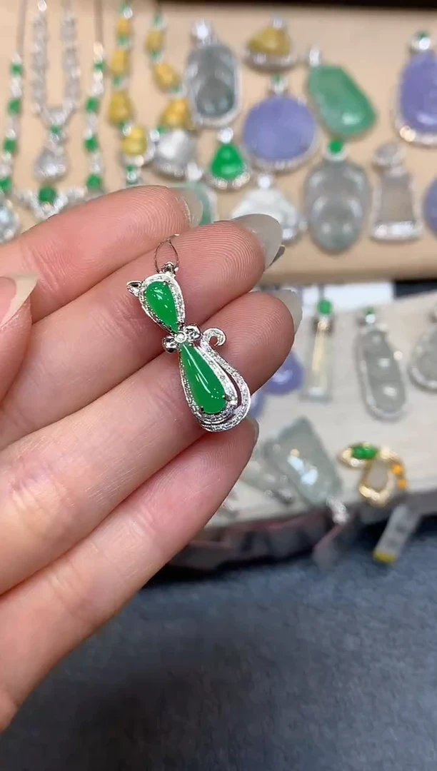 颈饰18K金镶嵌翡翠招财猫【无服务费