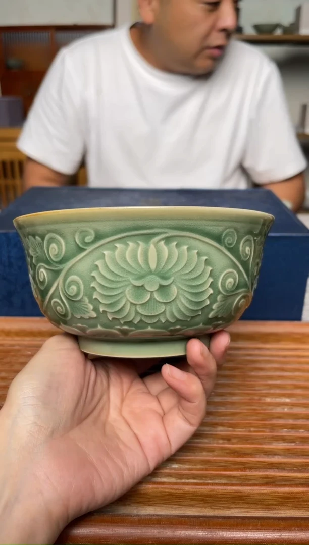 其他青瓷5.5寸牡丹碗1个   微瑕