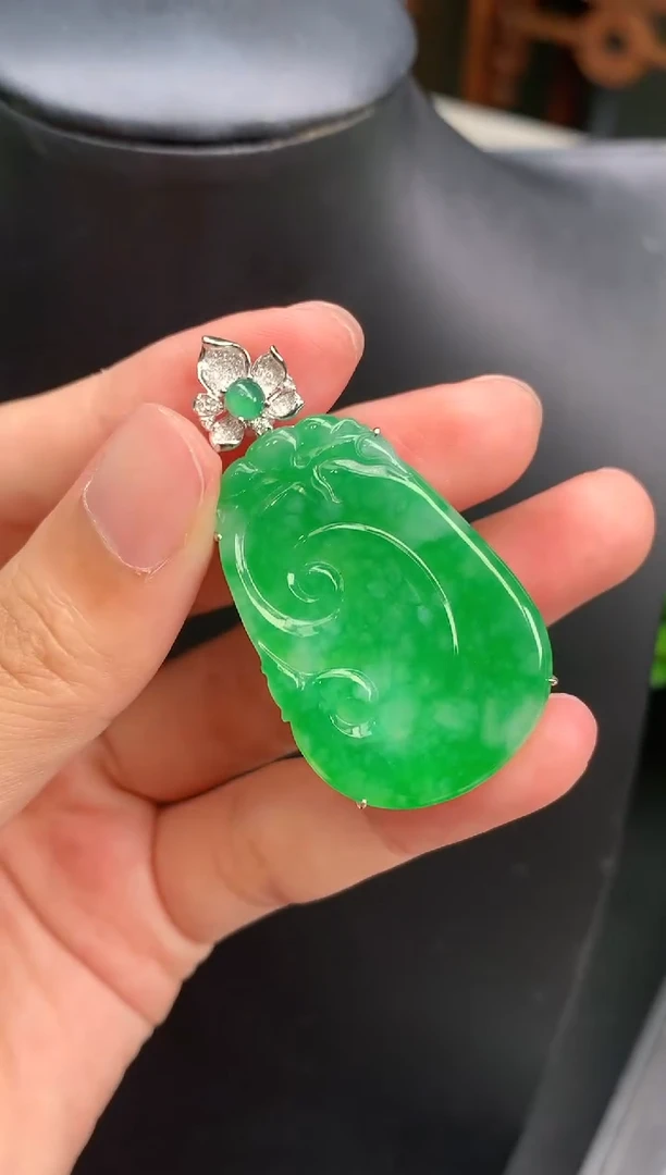 颈饰18K金镶嵌翡翠如意