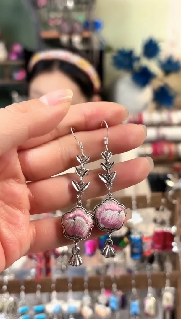 彩云南阁非遗老绣饰品521