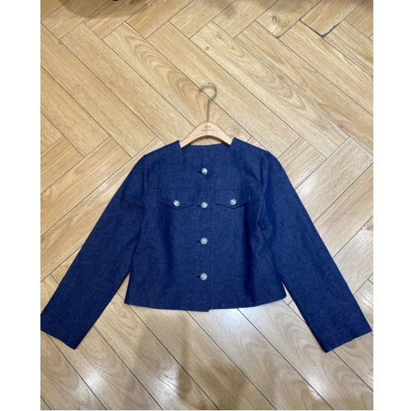 60111牛仔蓝排扣口袋设计圆领短款小外套