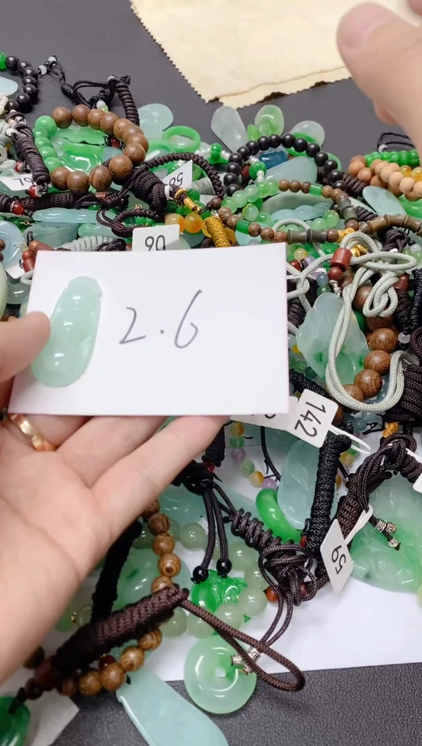 翡翠未镶嵌颈饰52454545