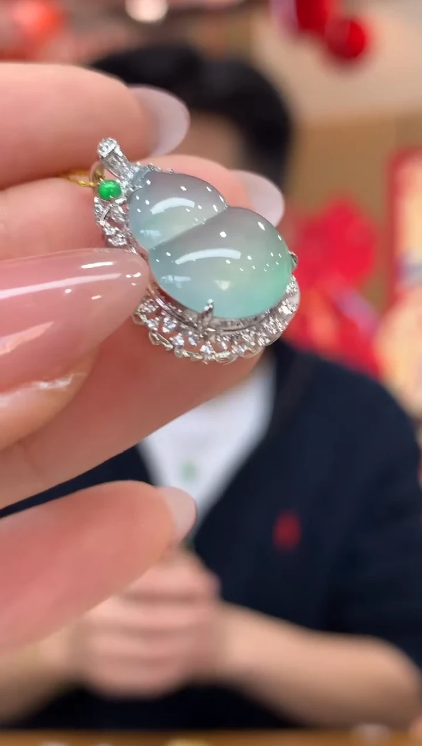 吊坠(不含链)18K金镶嵌翡翠葫芦