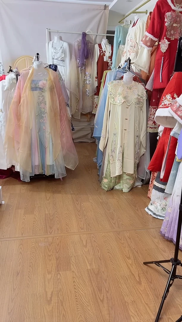 孤品汉服，品质特价，偶有微瑕，NO退NO换，介意勿拍