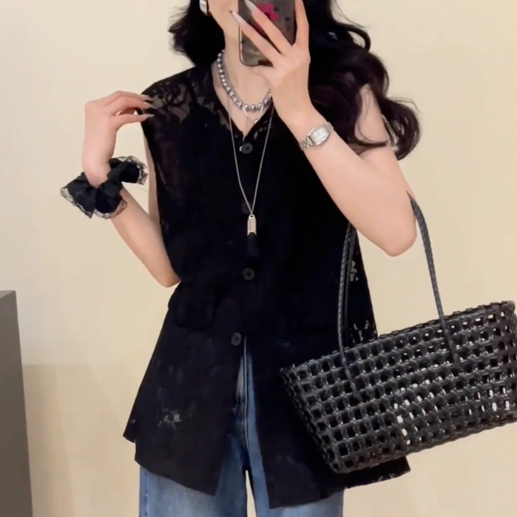 2025网红衬衫气质法式V领镂空通勤钩花中长款蕾丝衬衣女装