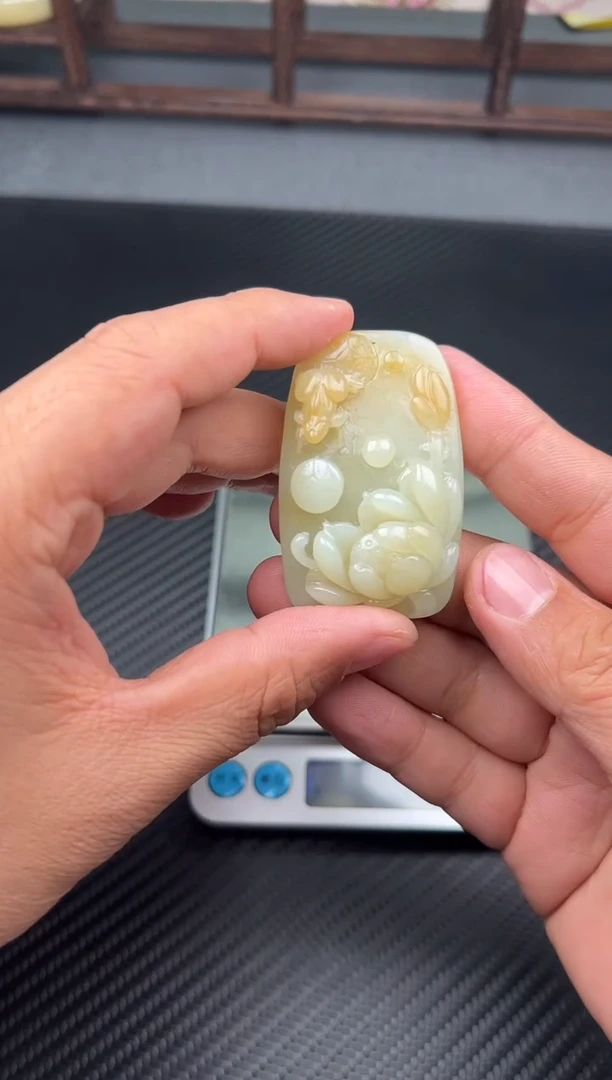 吊坠(赠链)未镶嵌和田玉若羌微色差吊坠