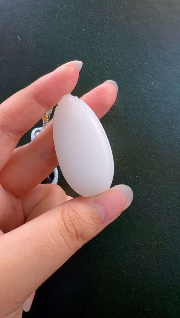 颈饰未镶嵌和田玉吊坠
