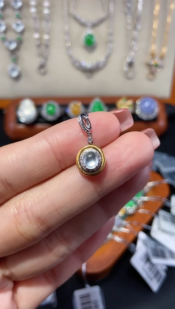 【闪购商品】翡翠颈饰18K金镶嵌吊坠