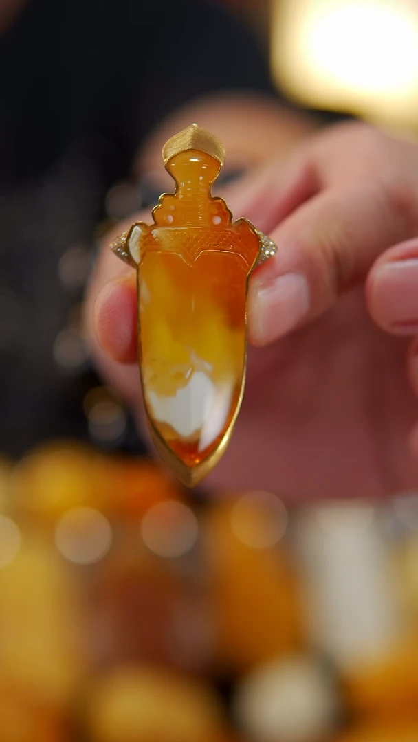 【闪购商品】蜜蜡裸石18K金镶嵌金瓷白大宝剑14.88