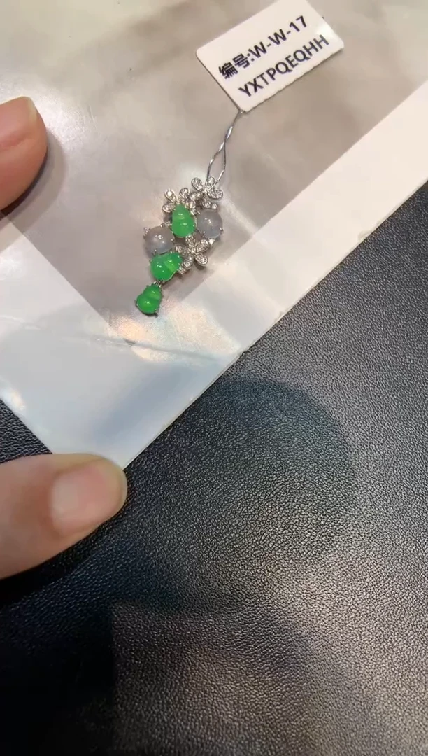 颈饰18K金镶嵌翡翠葫芦