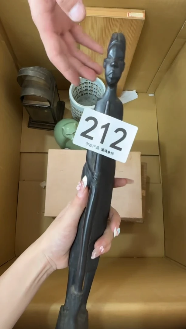 瓷片伊****）212............