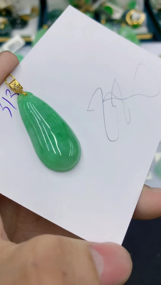 翡翠18K金镶嵌颈饰111111111111111