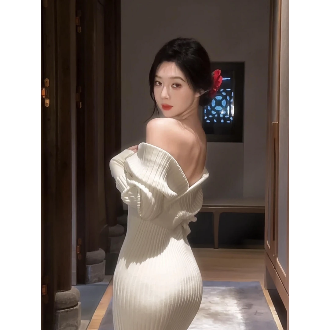 2025春季新款高街女神范别致设计纯欲V领修身显瘦包臀针织连衣裙