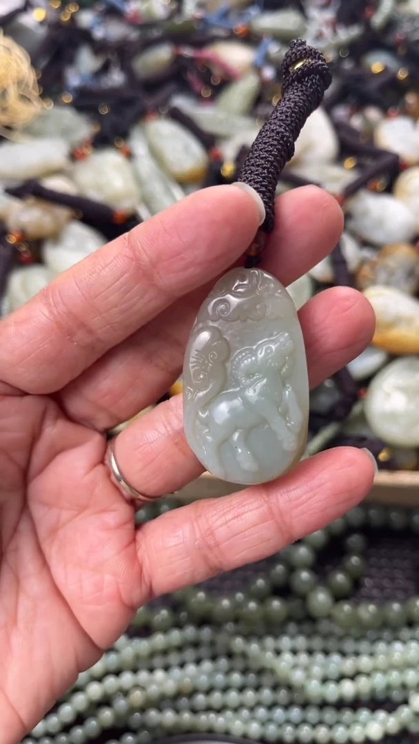 【闪购商品】和田玉颈饰未镶嵌多样性发货没有证书，拍一发一.有瑕