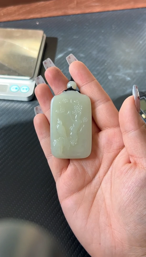 吊坠(赠链)未镶嵌和田玉且末微色差迪克兰二细mj