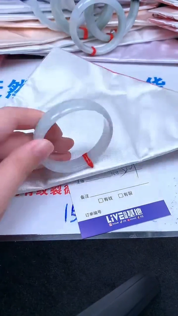 未镶嵌手镯翡翠.