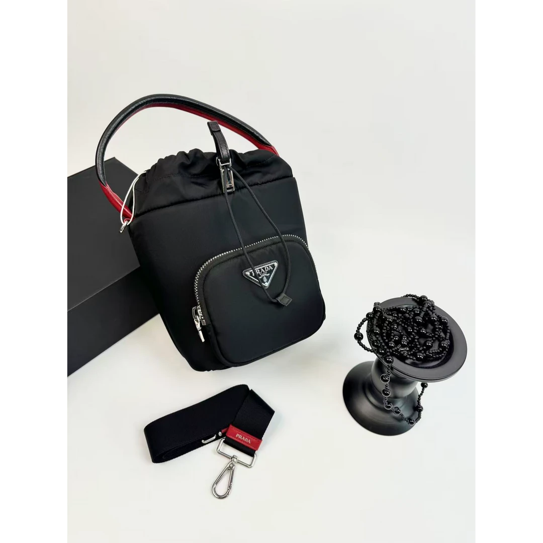 95新 Prada/普拉达 【小考拉】PRADA 黑色降落伞水桶斜挎包