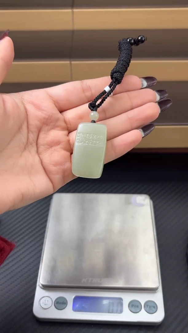 吊坠(赠链)未镶嵌和田玉且末近矿微色差吊坠