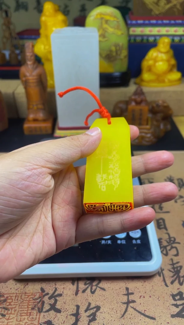 寿山石印石鸡油黄手牌延年