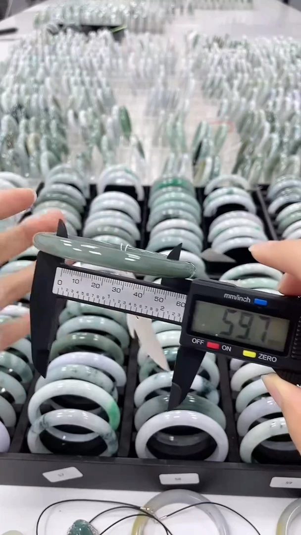 翡翠手镯未镶嵌手镯2