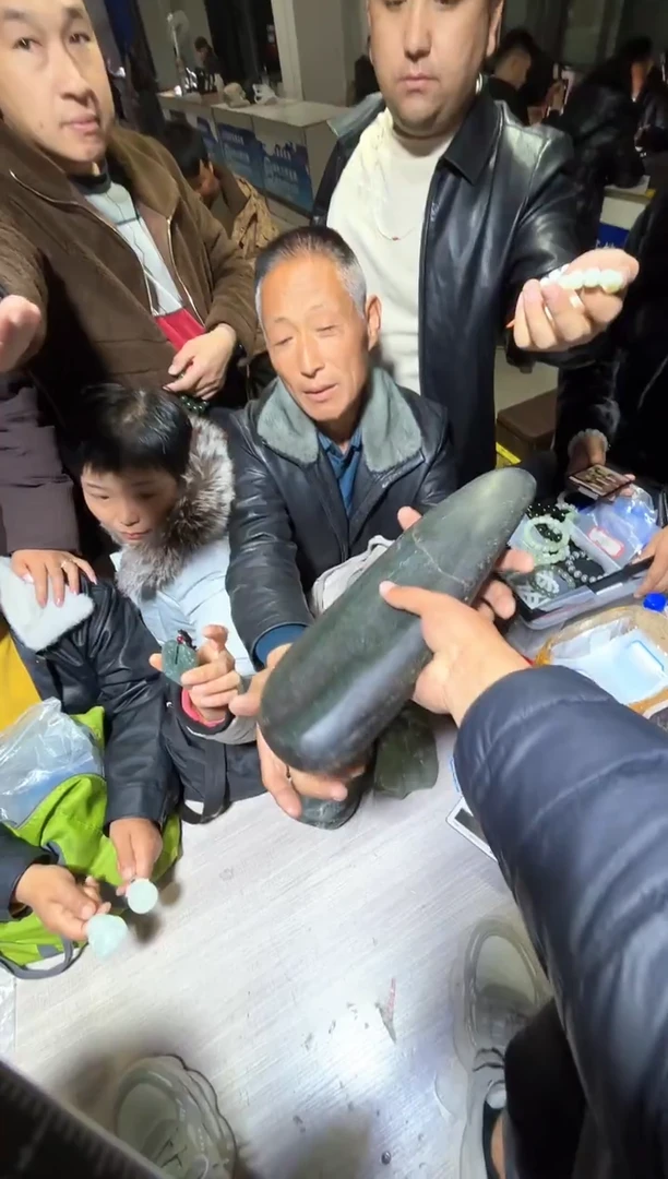 未镶嵌和田玉（糖玉）挂件和田玉