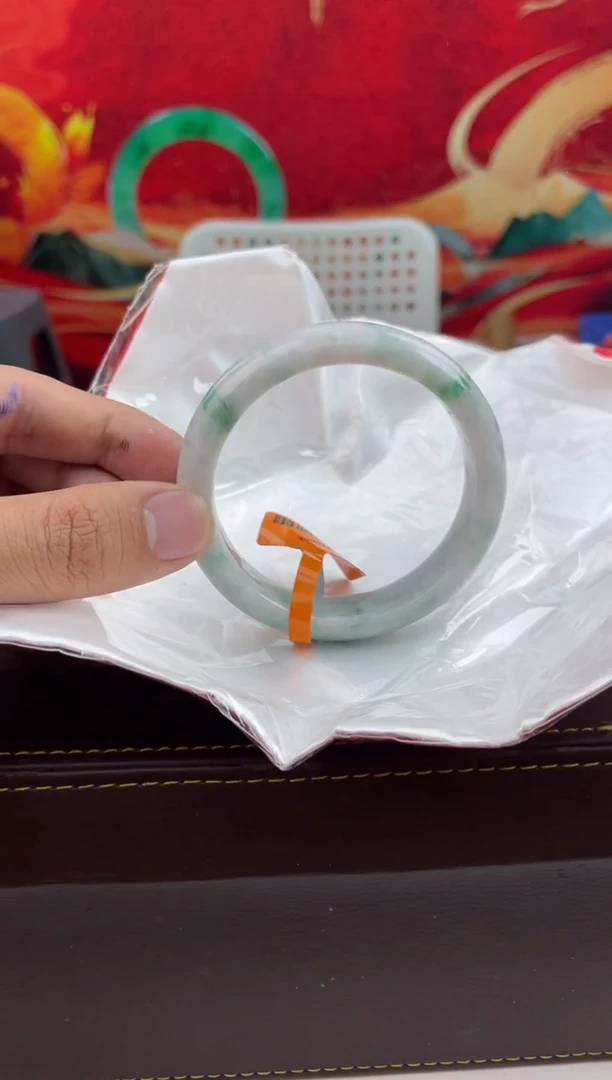 【闪购商品】翡翠手镯未镶嵌24翡翠手镯（微瑕）