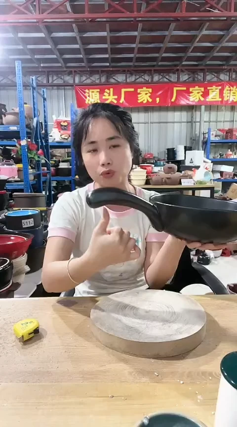陶明显瑕疵24黑色手把锅不带盖不圆打磨