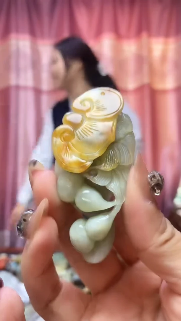 未镶嵌蛇纹石玉吊坠