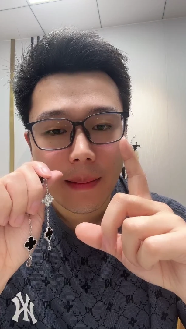 18K金镶嵌手链钻石这***…熊猫手链