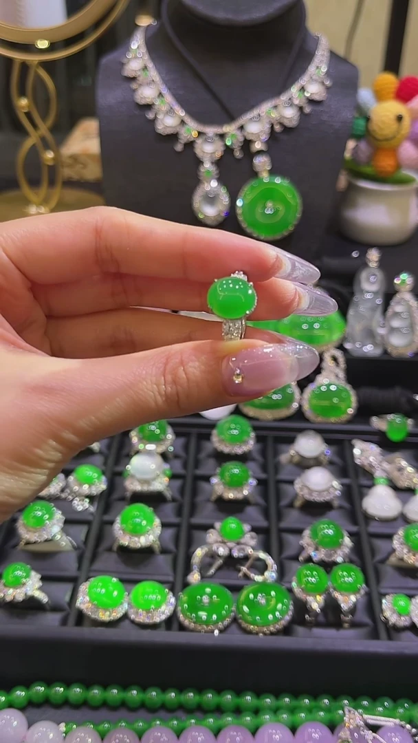 18K金镶嵌戒指翡翠戒指