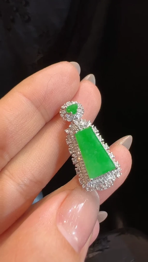 【闪购商品】翡翠颈饰18K金镶嵌吊坠