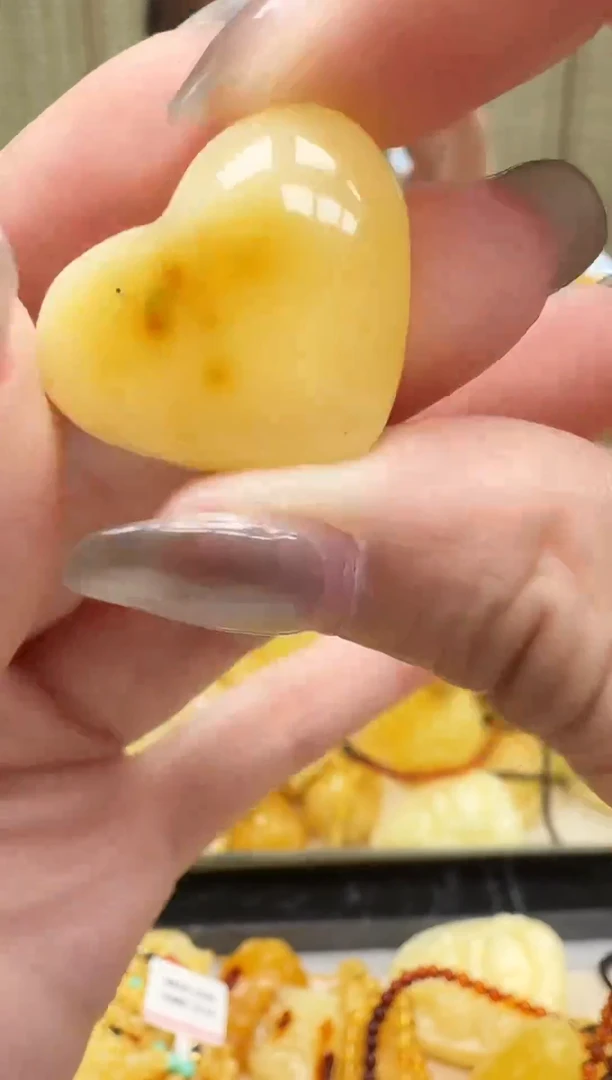 未镶嵌琥珀裸石如图