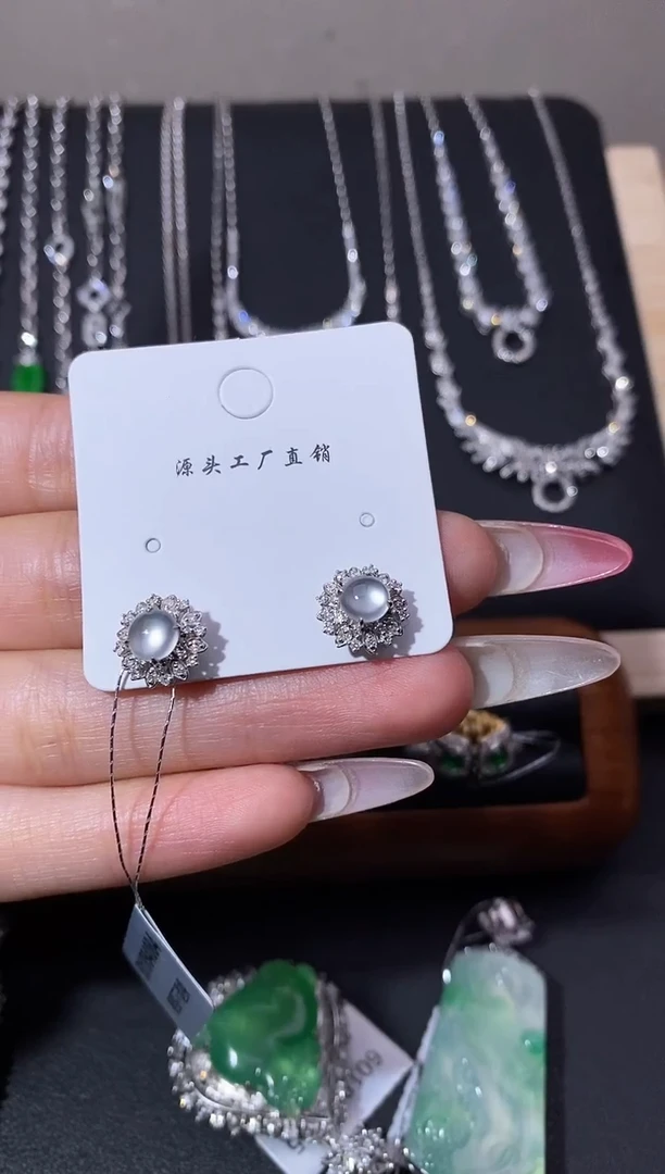 颈饰18K金镶嵌翡翠耳饰