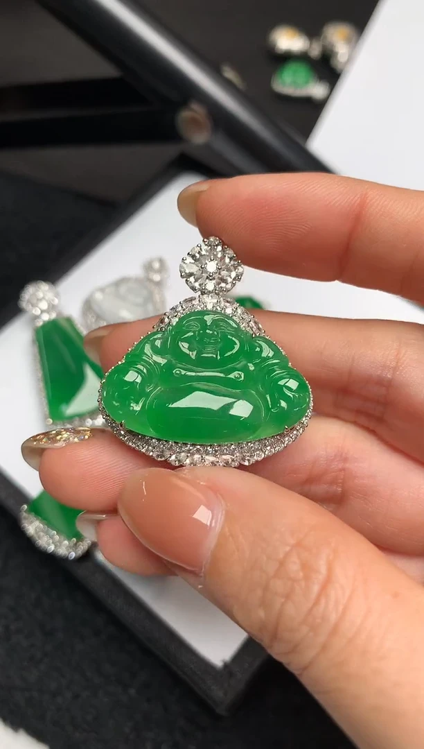 颈饰18K金镶嵌翡翠佛公