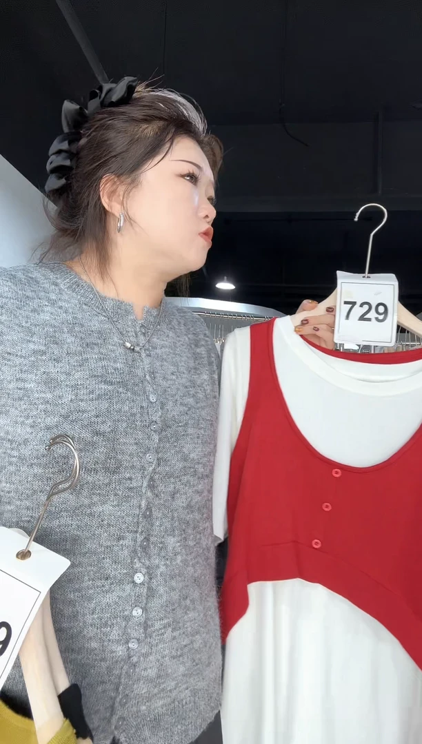659-红色马甲····