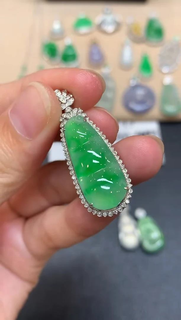 颈饰18K金镶嵌翡翠福豆【无服务费