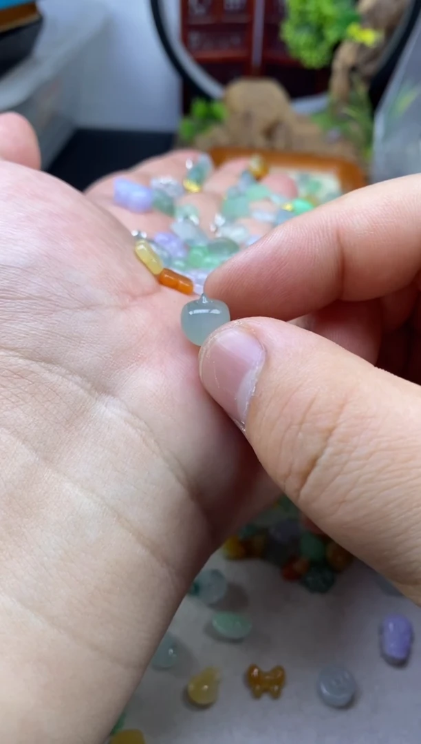 颈饰未镶嵌翡翠丫**?翡翠