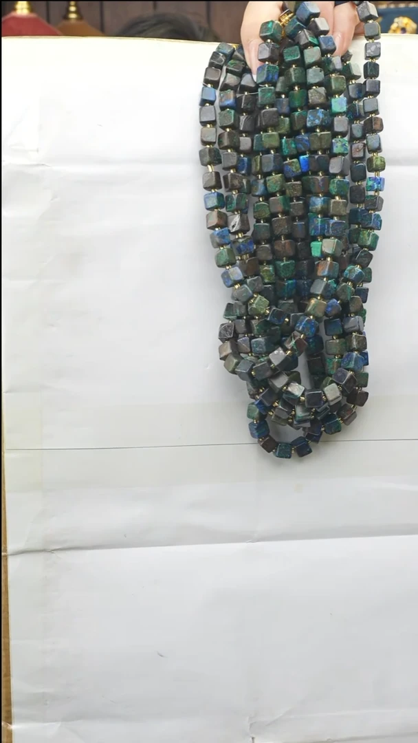 颈饰未镶嵌石英质玉多样性发一