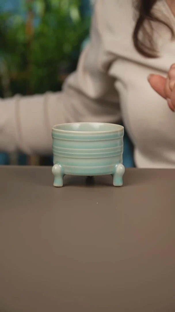 仿古天青三足杯微暇